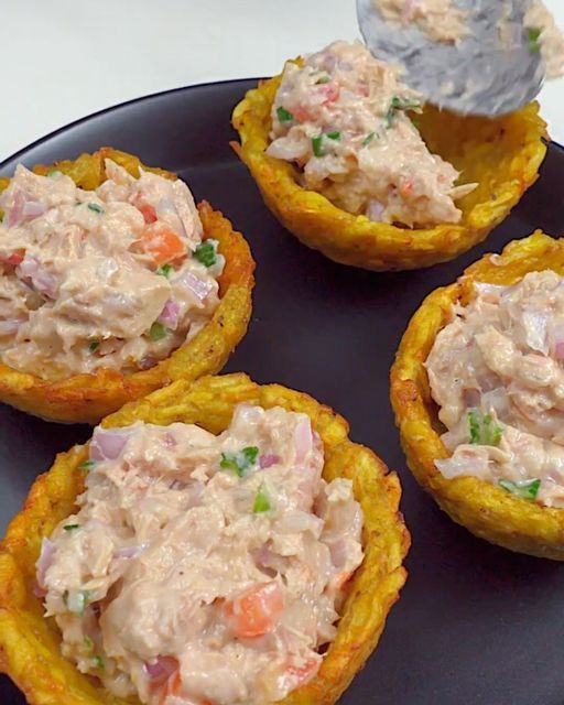 Tostones rellenos de atún