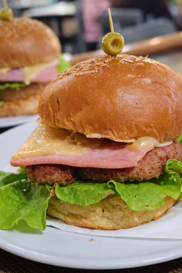 Hamburguesa con jamón y queso